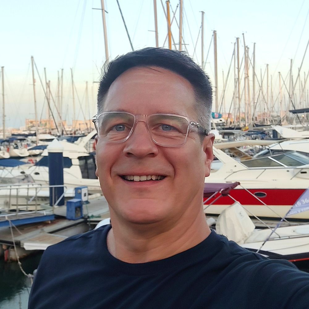 Janne Sivula, kansainvälisen B2B-kasvun konsultti, satamassa Andalusiassa